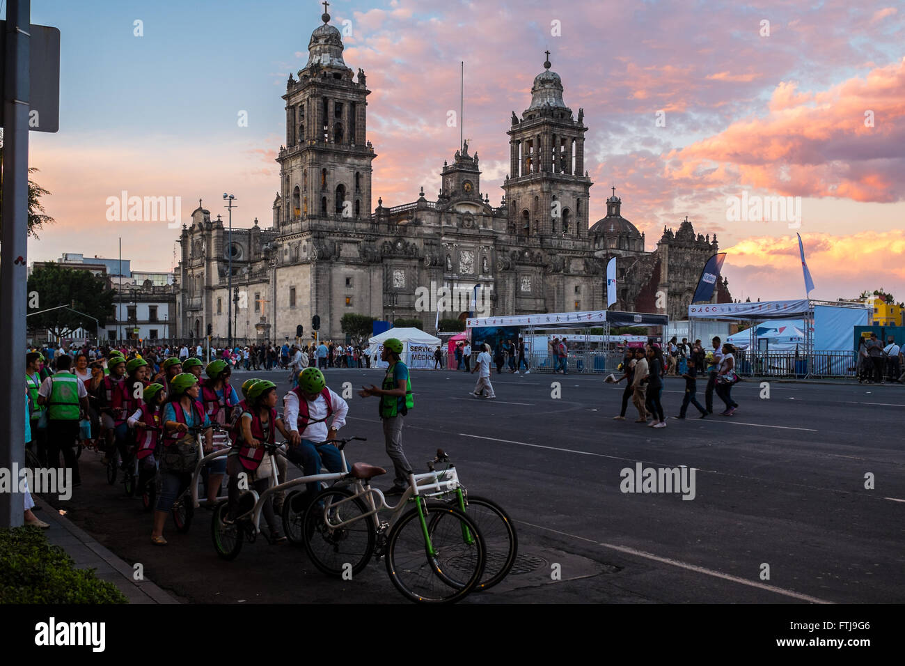 Catedral Metropolitana de la ciudad de México y el zócalo. Foto de stock