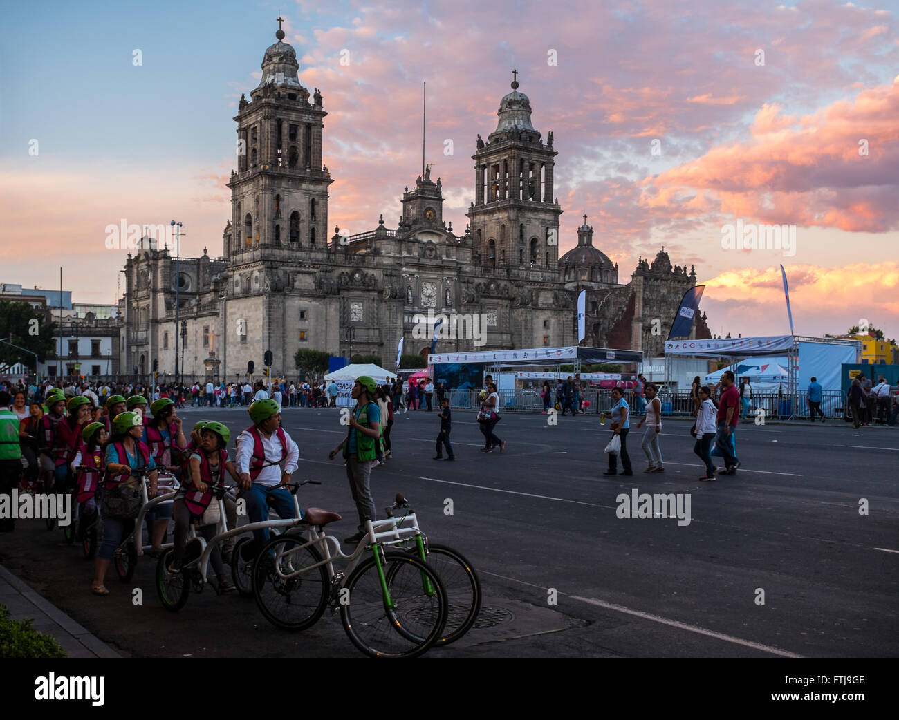 Catedral Metropolitana de la ciudad de México y el zócalo. Foto de stock