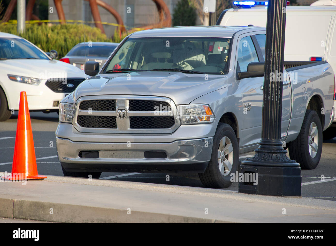 La actividad policial en torno a la camioneta Dodge Ram 1500 perteneciente  al Capitolio de los Estados Unidos shooter en los jardines del Capitolio de  los EE.UU. tras un tiroteo en el