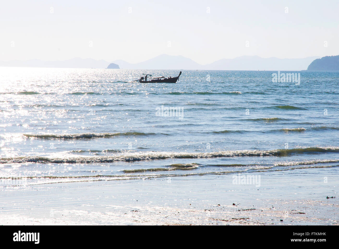 Una canoa, hacia el mar de la playa Foto de stock
