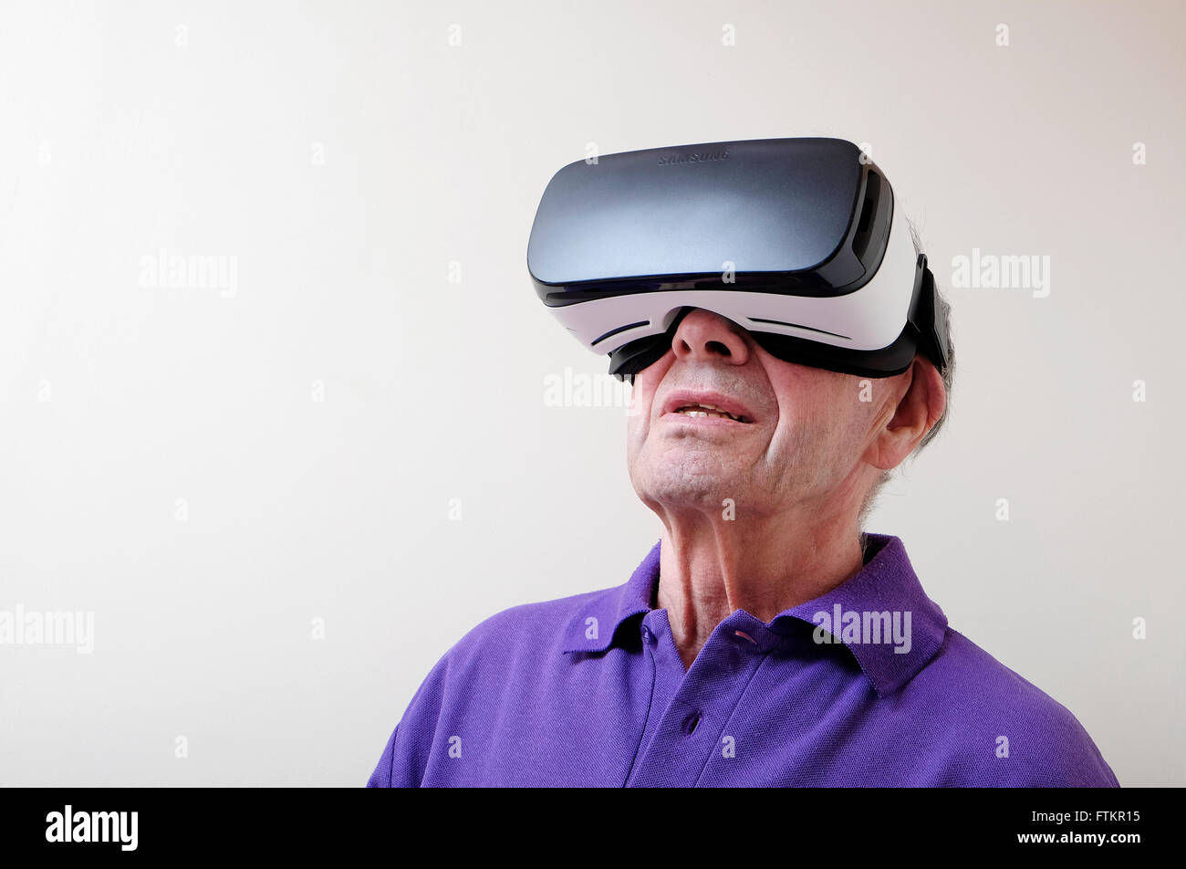 Casco de realidad virtual usado por el hombre senior Foto de stock