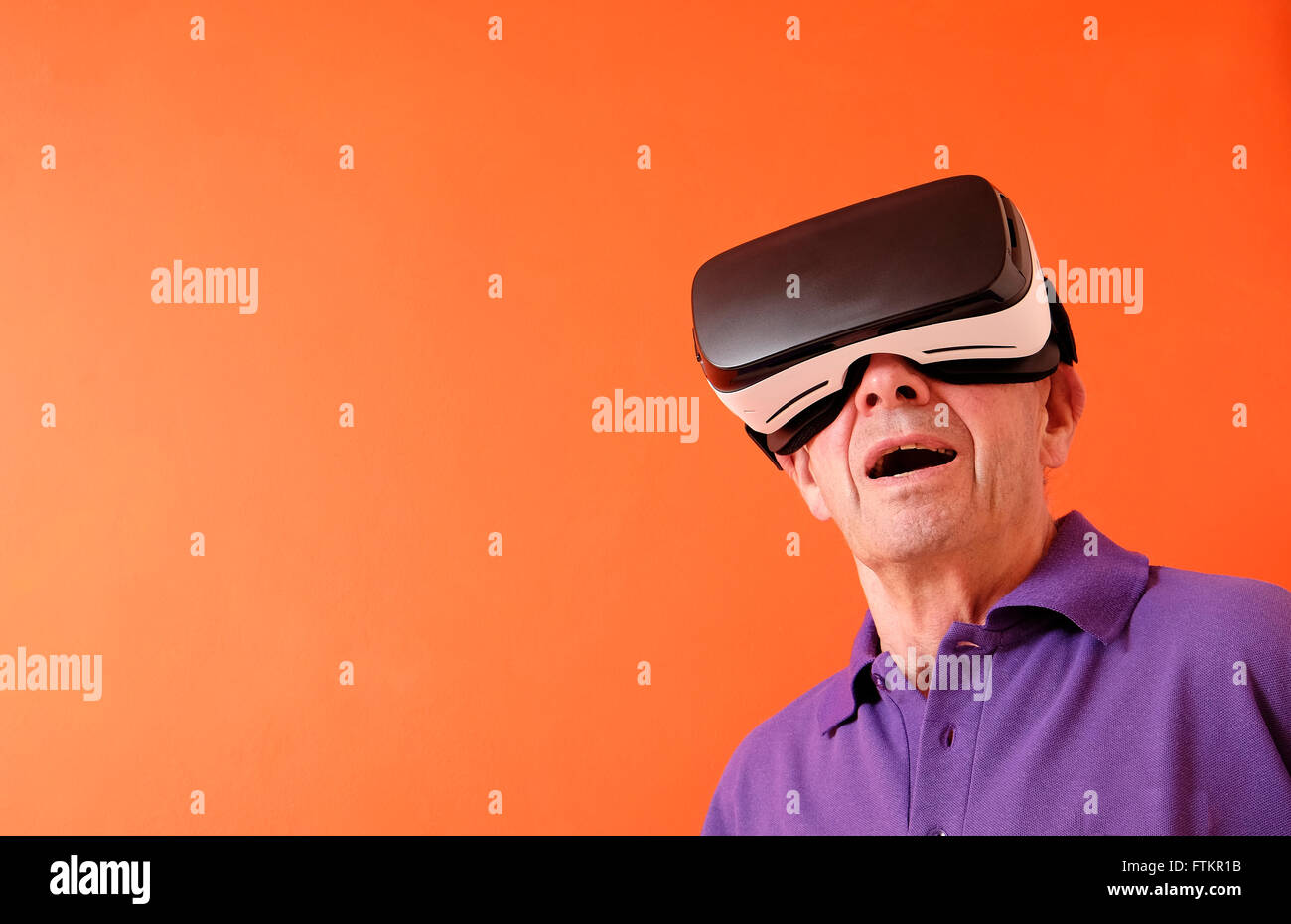 Casco de realidad virtual usado por el hombre senior Foto de stock
