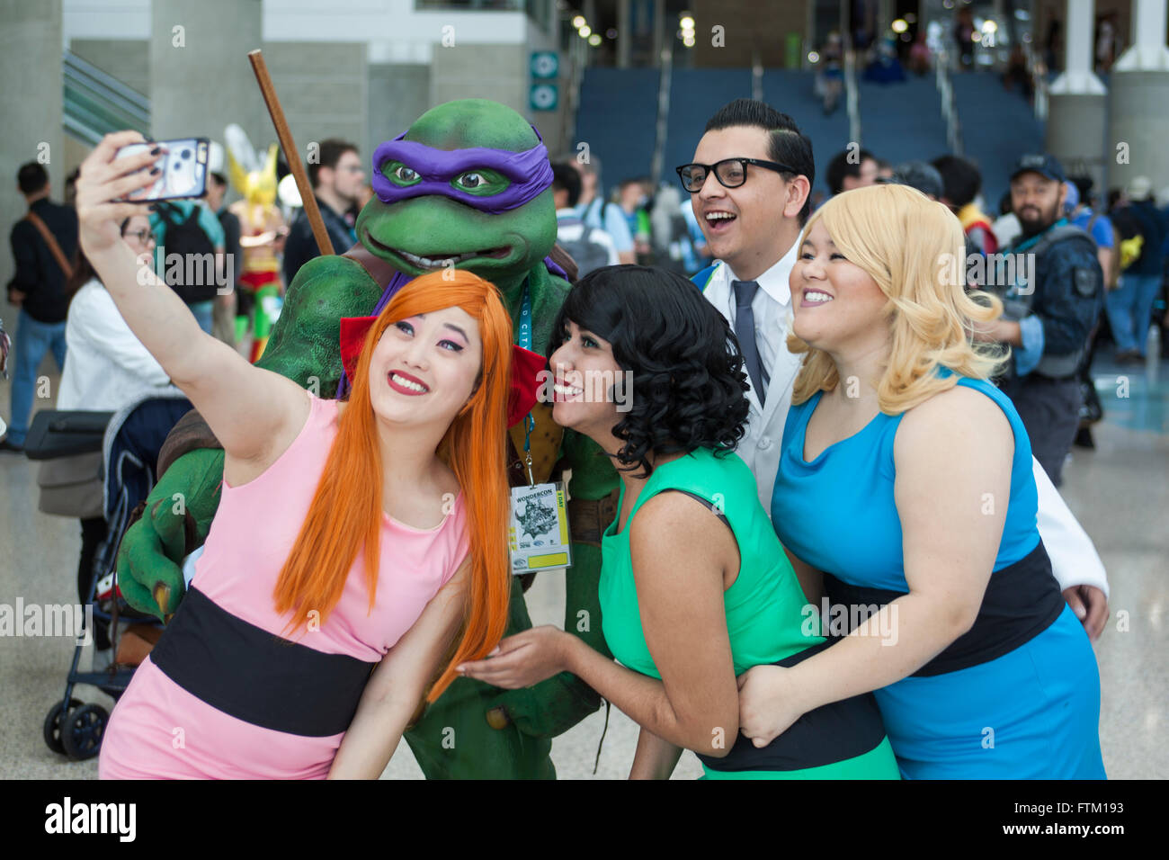 WONDERCON: Los Angeles Convention Center, el 25 de marzo, 27, 2016.  Cosplayers como Las Chicas Superpoderosas y adolescentes Tortugas Ninja  mutantes Fotografía de stock - Alamy