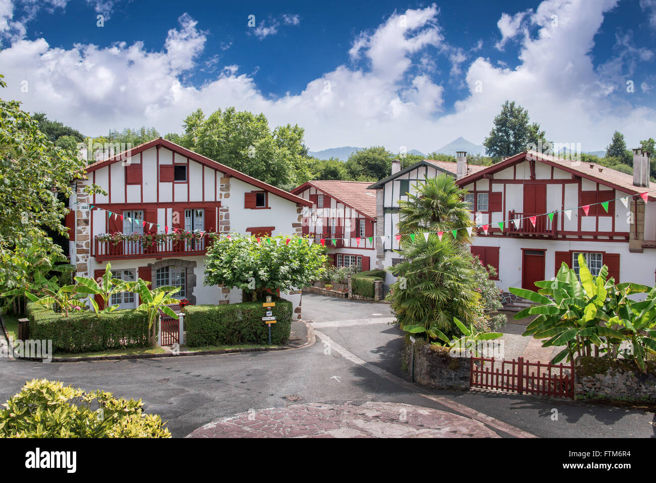 Labordine tradicionales casas en la aldea de Espelette, País Vasco, Francia Foto de stock