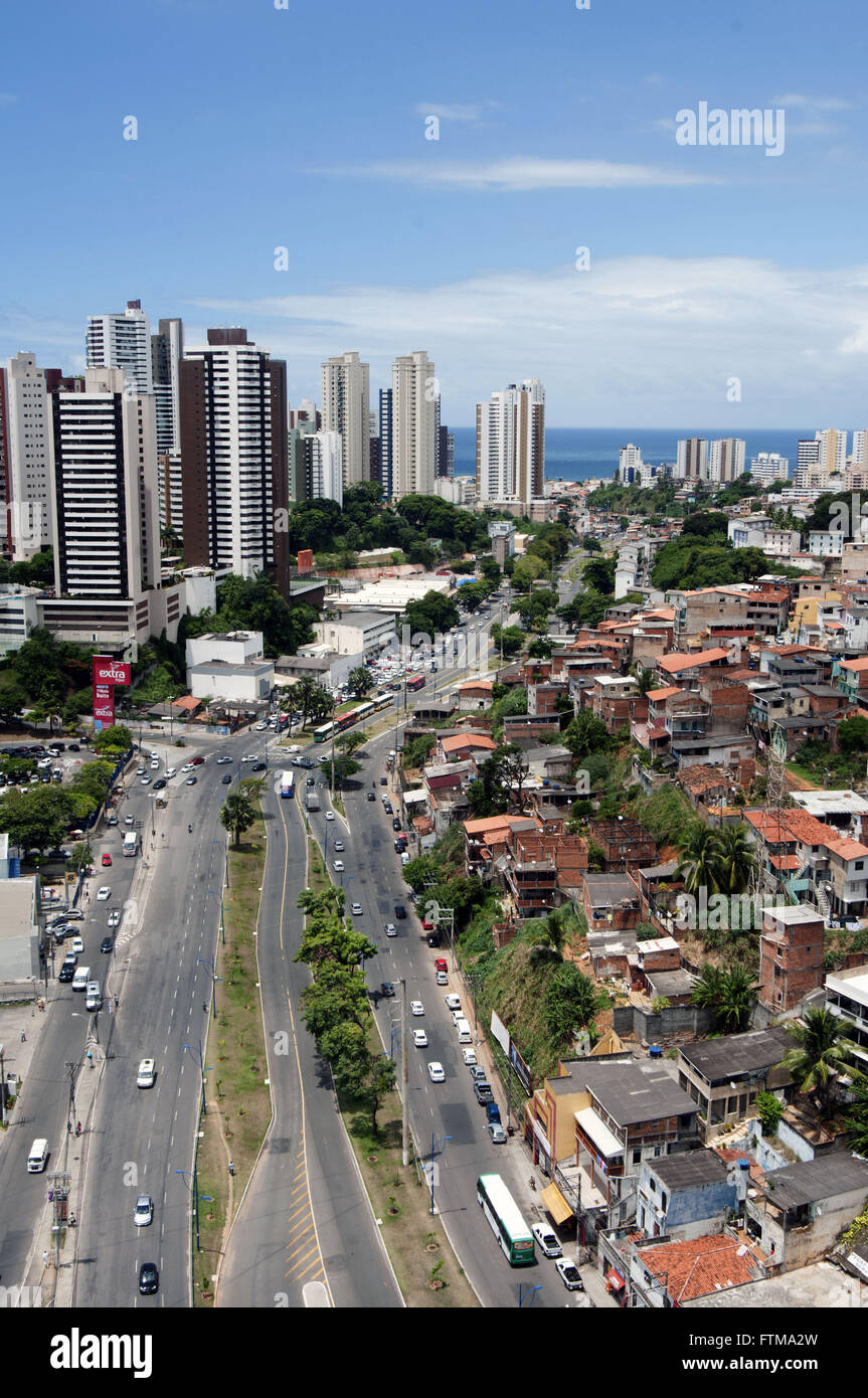 Vista superior de la Avenida Vasco da Gama, con edificios residenciales a la izquierda y a la derecha favela Foto de stock