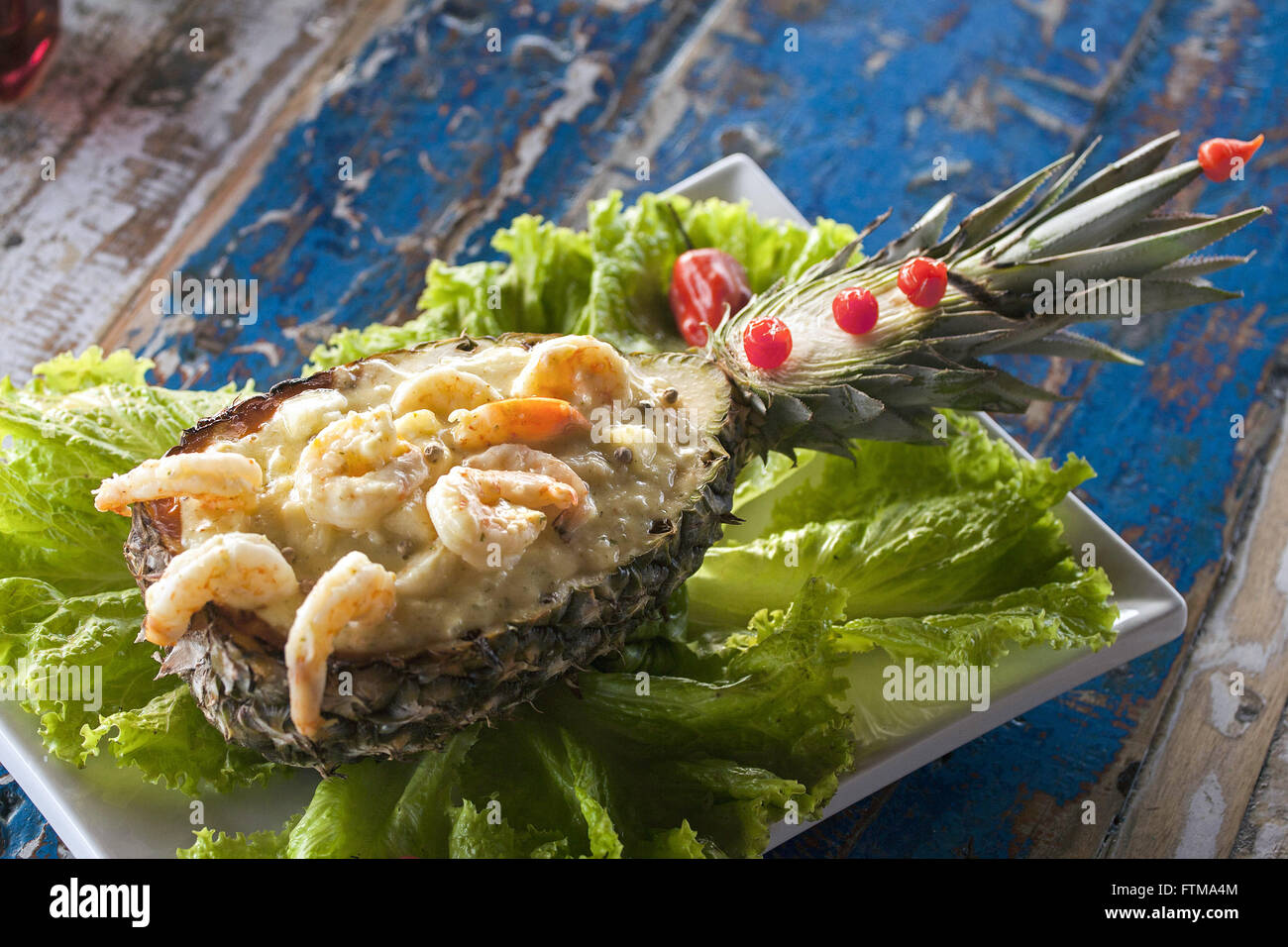 Camarones en piña, plato típico de la región de la Península de Marau