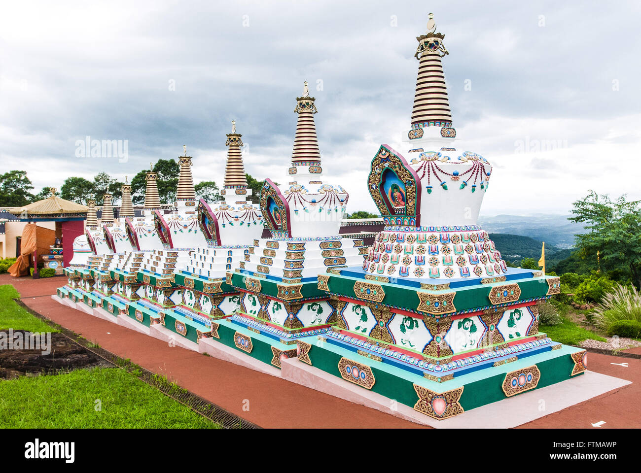 Las estupas - representaciones de la mente iluminada - Khadro Ling centro budista Foto de stock