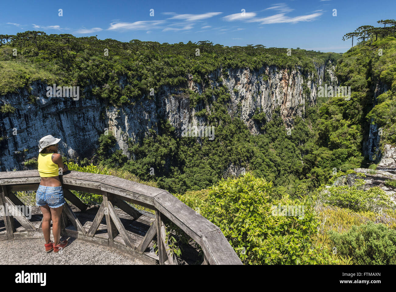 Turística sobre el mirador de la cascada de las golondrinas en vía vértice - Canion Itaimbezinho Foto de stock