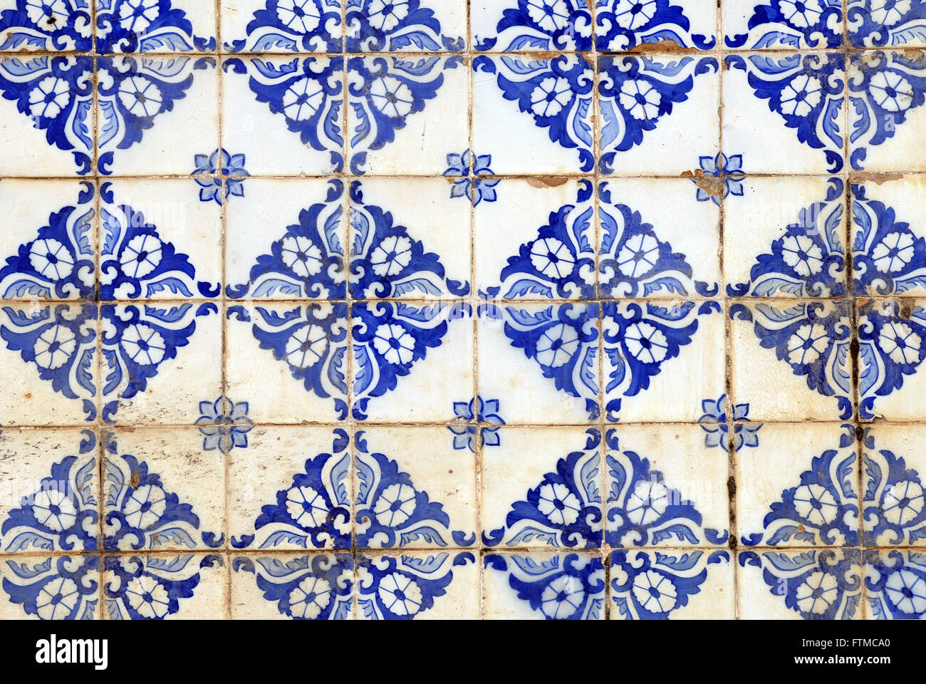 Detalle de azulejo portugués adosada en el centro histórico de Sao Luis. Foto de stock