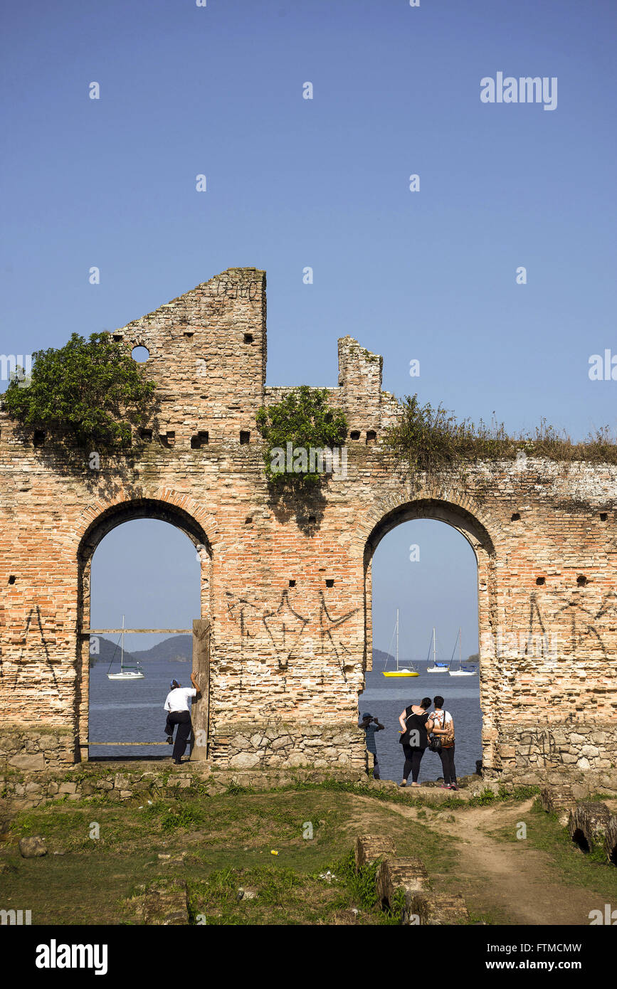 Los turistas en las ruinas de la antigua casa Macedo de arrendamiento a orillas de la Bahía de Paranagua Foto de stock