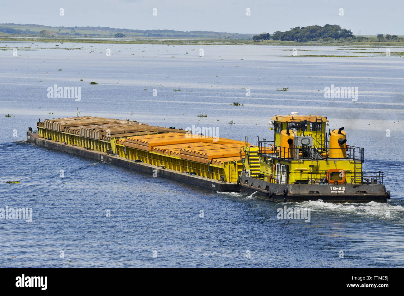 Transporte de granos en barcazas en la hidrovía Tietê-Paraná Foto de stock