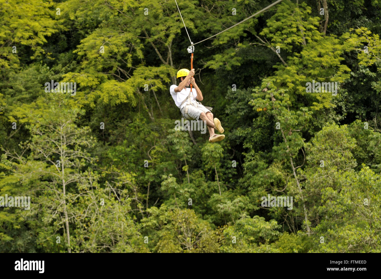 Tirolesa en el Parque Natural Municipal saltar Sucuriu Foto de stock