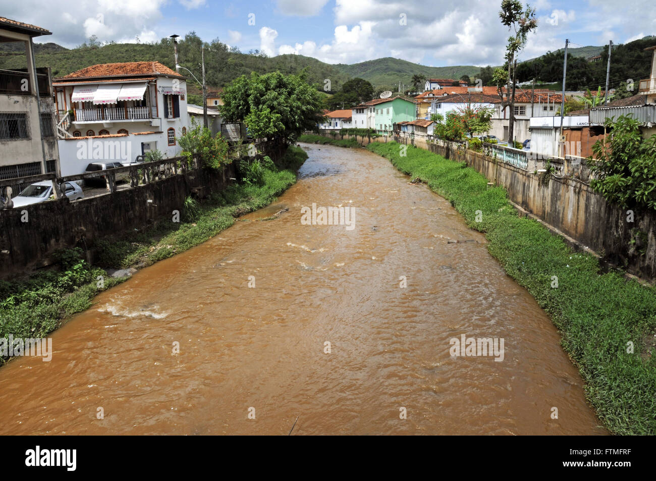 Río contaminado - Cortes de la ciudad histórica de Mariana - MG Foto de stock