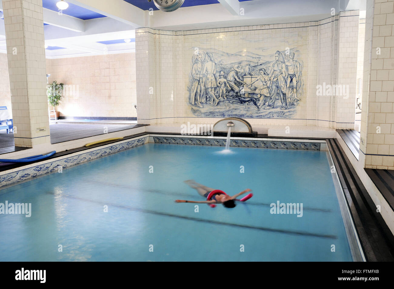 Piscina de agua radiactiva - Spa Araxa - complejo termal Barreiro Foto de stock