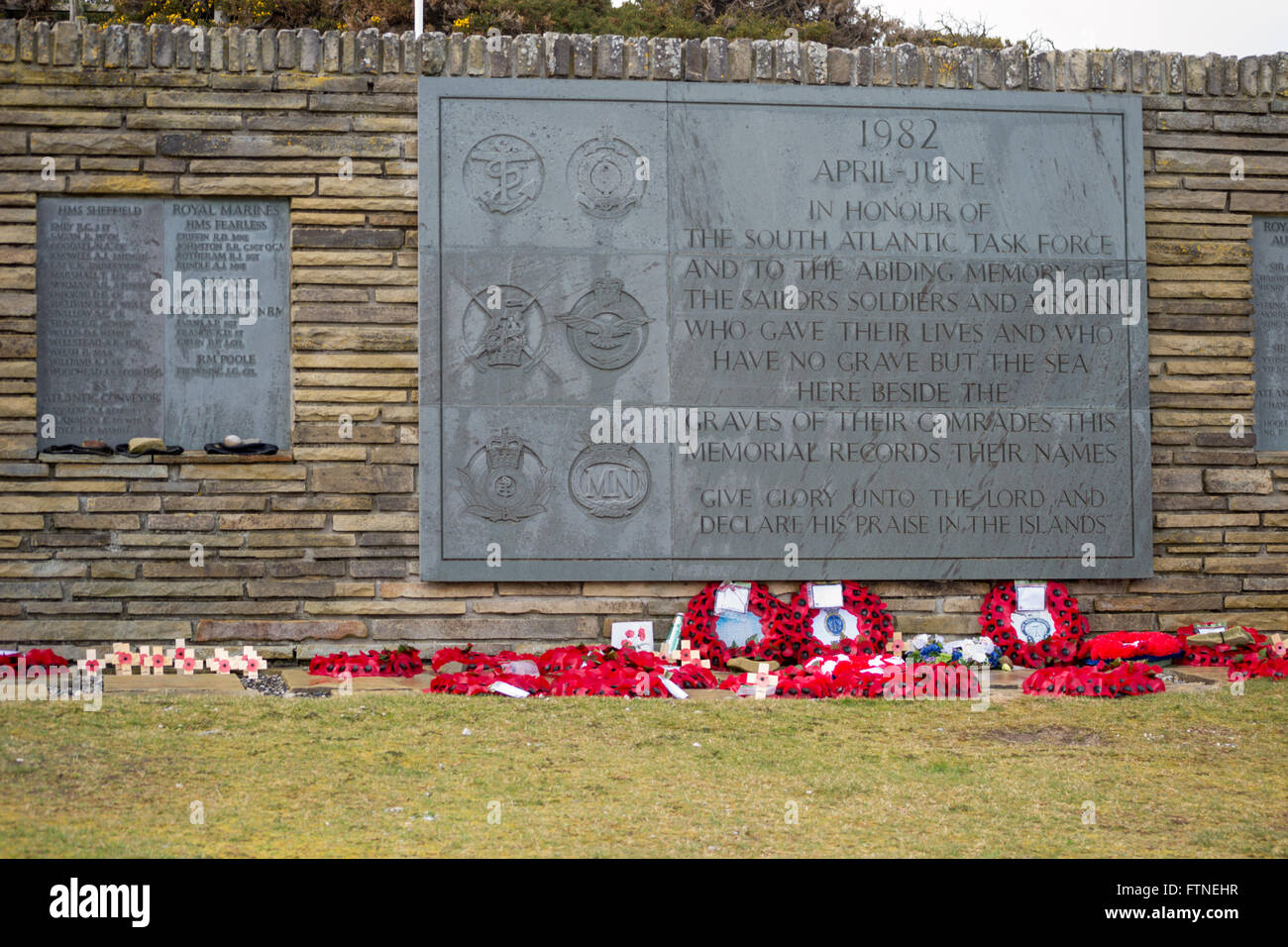 Placa conmemorativa en San Carlos Cementerio Militar Británico, Playa Azul, San Carlos Bay, East Falkland, Sudamérica Foto de stock