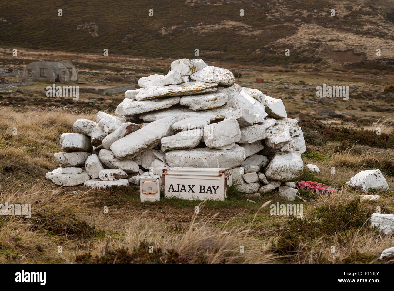 Bahía Ajax mojón conmemorativo en Ajax, la Bahía de San Carlos, el agua, la East Falkland, Islas Malvinas, América del Sur Foto de stock