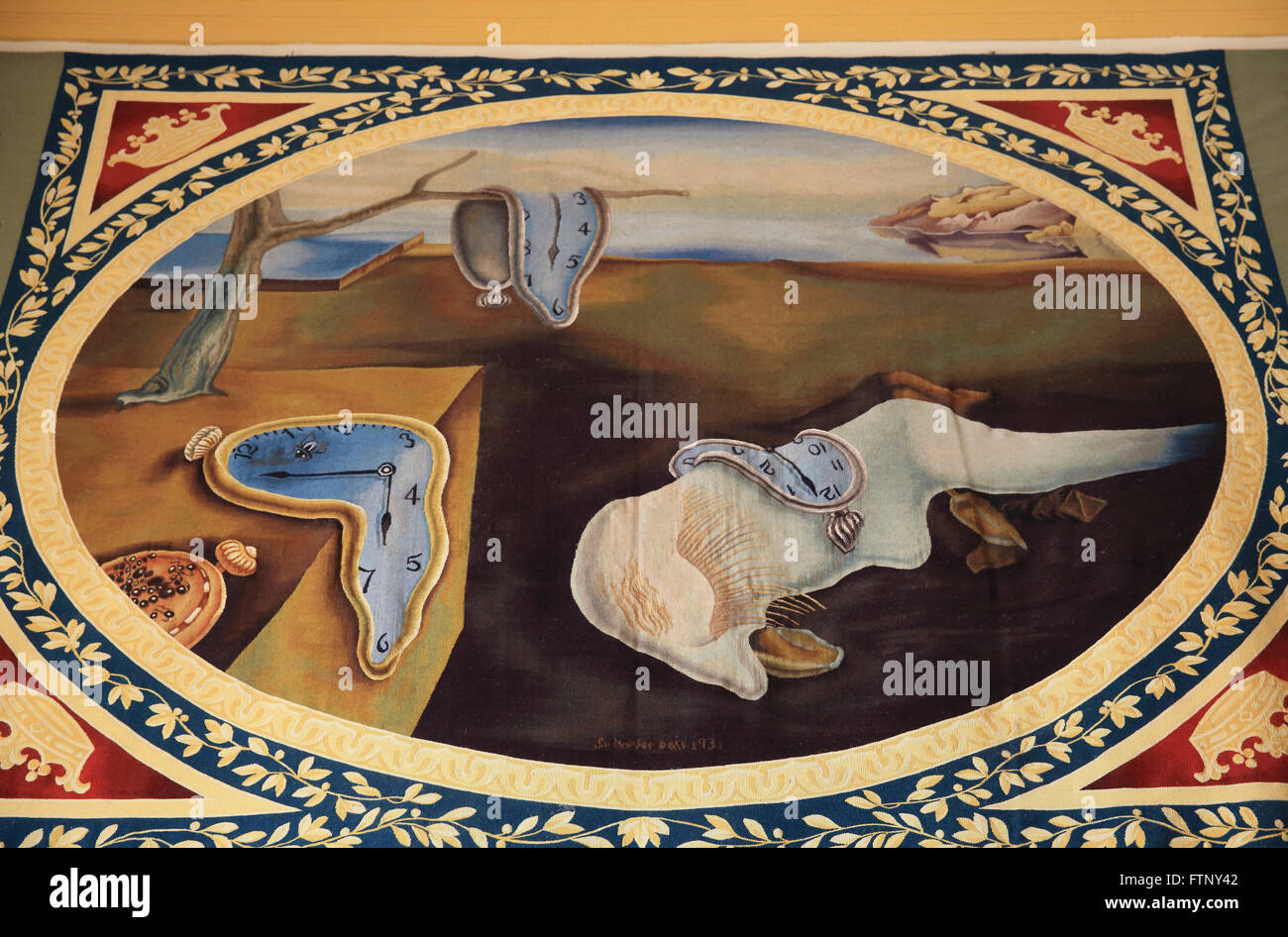 transferir Admisión Imaginativo Pieza icónica de Salvador Dalí obras de arte surrealista, lánguida, relojes  en su Teatro-Museo, en Figueres, Cataluña, España Fotografía de stock -  Alamy