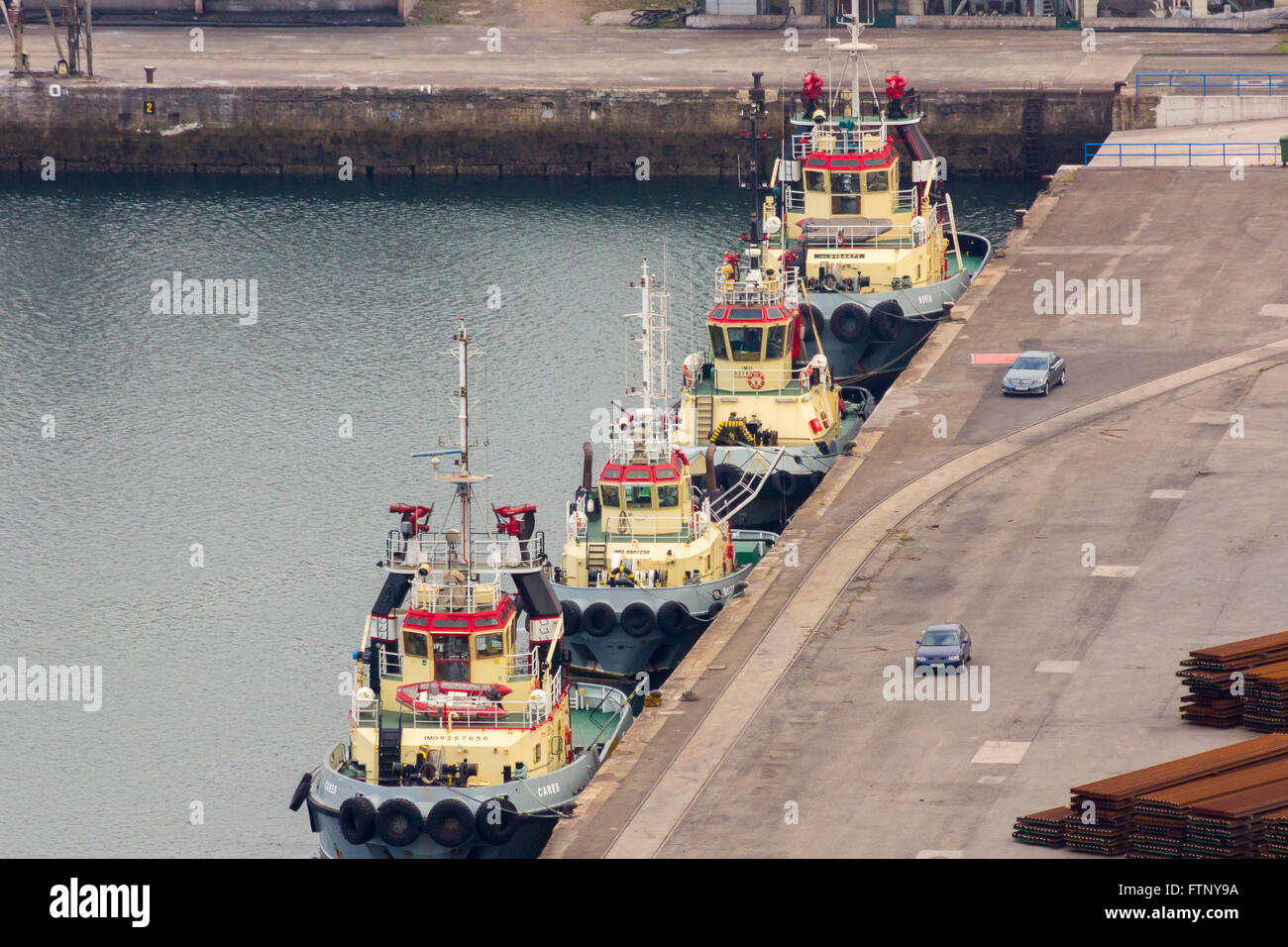 Remolcadores atracaron en el puerto Foto de stock
