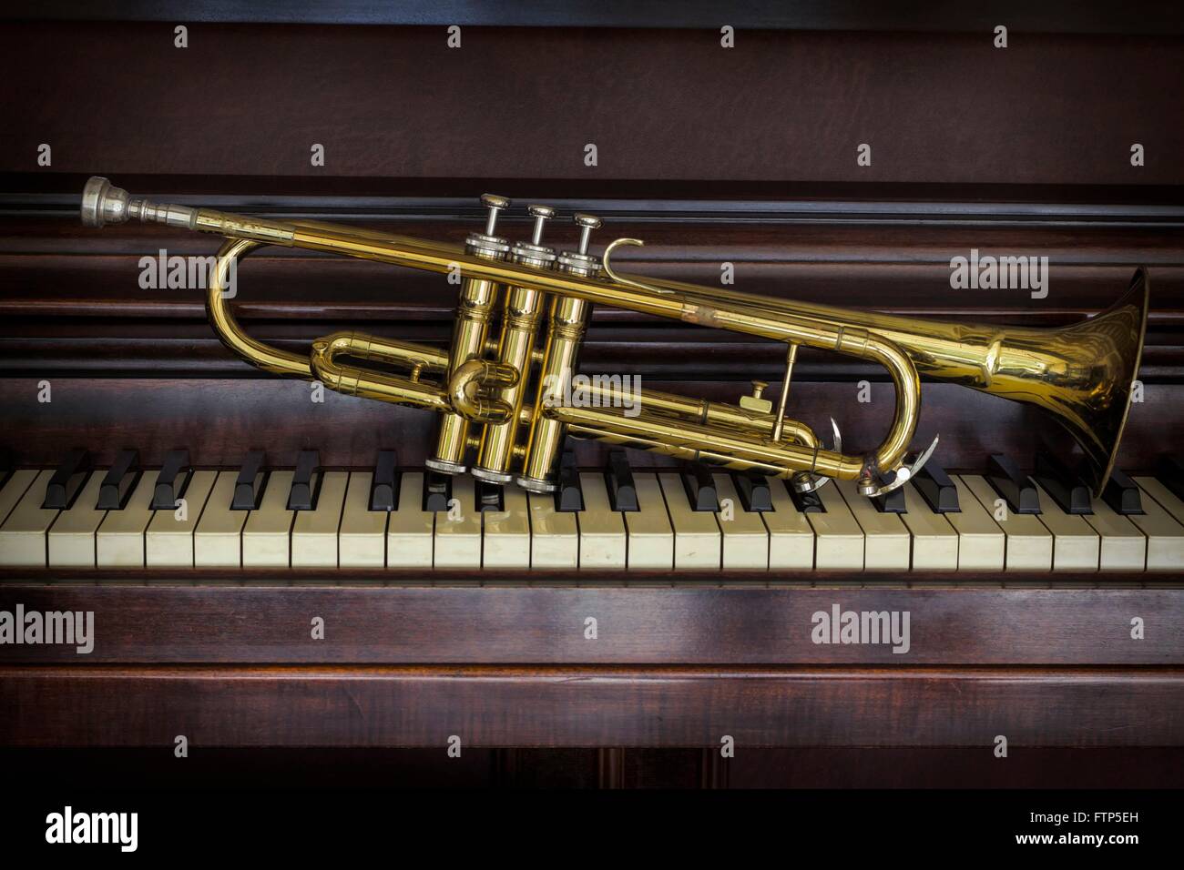 Viejas y desgastadas Trompeta de jazz y música de fondo de piano Fotografía  de stock - Alamy