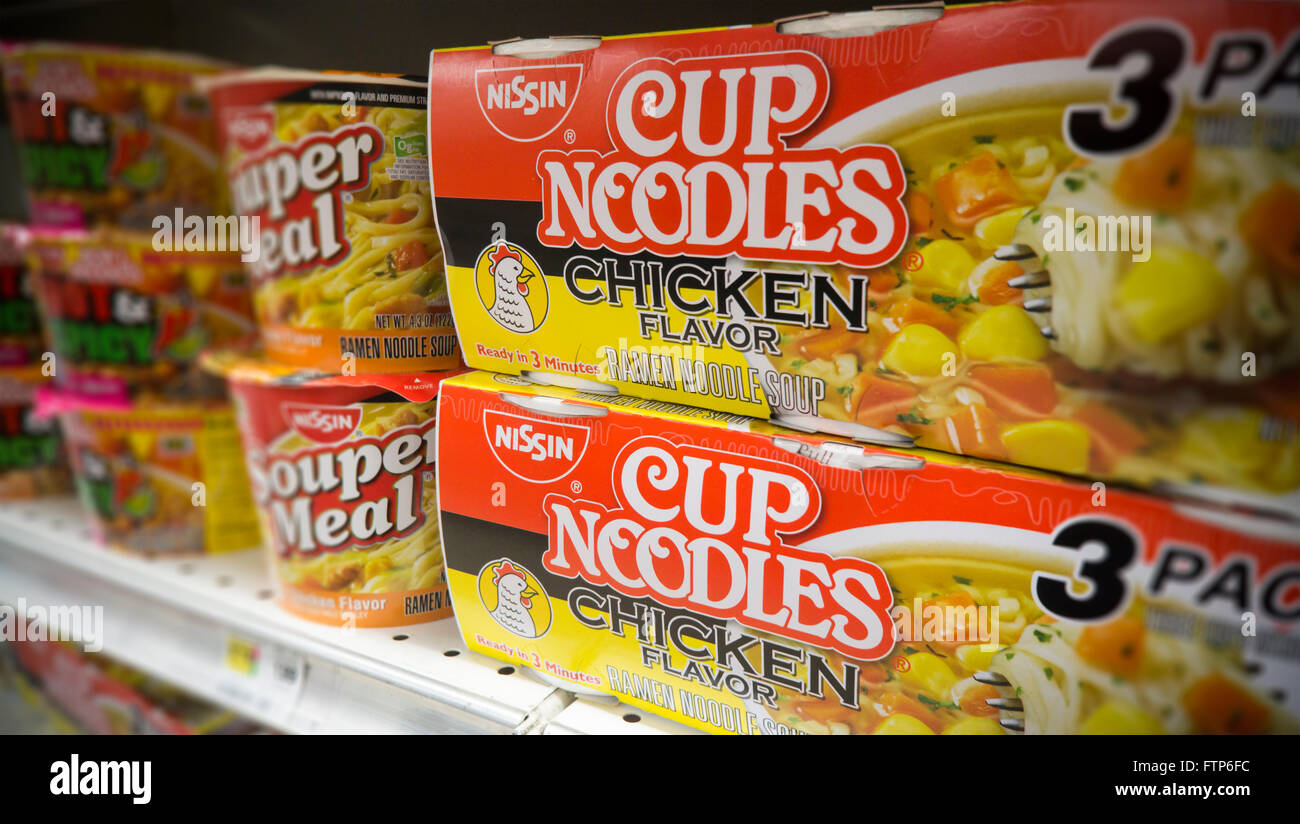Paquetes de fideos ramen instantáneo marca Nissin son vistos en los  estantes de los supermercados en Nueva York el viernes, 25 de marzo de  2016. Nissin Foods está compitiendo con McCormick para
