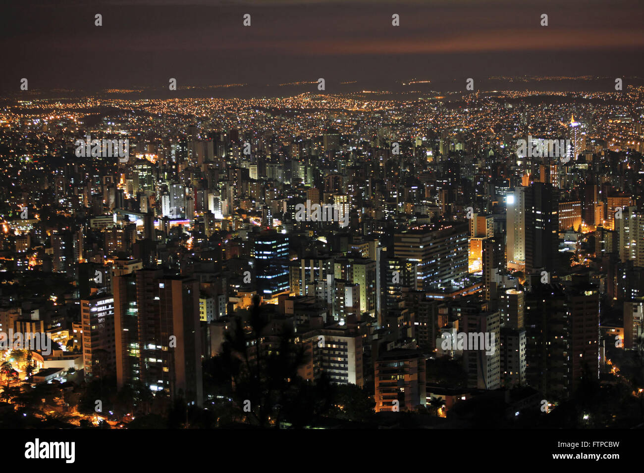 Vista nocturna de la región sur central de Belo Horizonte - MG Mangabeiras desde Lookout Foto de stock