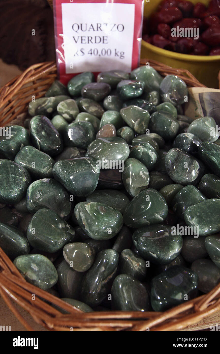 Piedra de Cuarzo Verde natural pulida en punta mediana