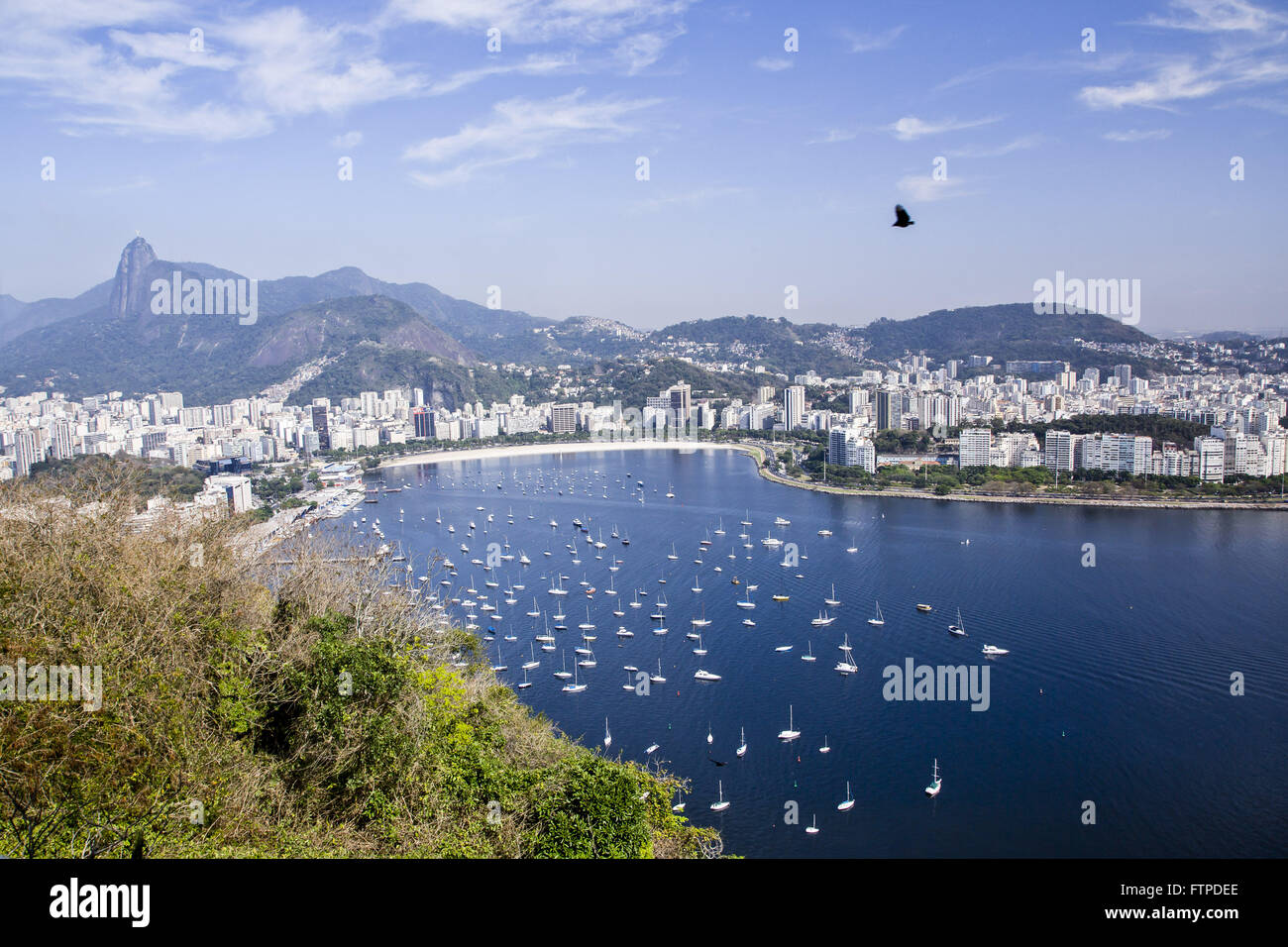 Vista de la bahía de Botafogo con la montaña de Corcovado en el fondo en el morro da Urca Foto de stock