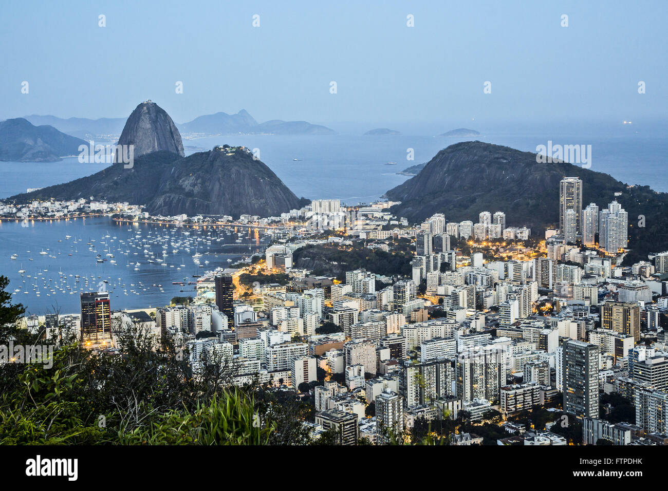 Vista de la bahía de Botafogo en la Bahía de Guanabara, el Pan de Azúcar y Urca Foto de stock