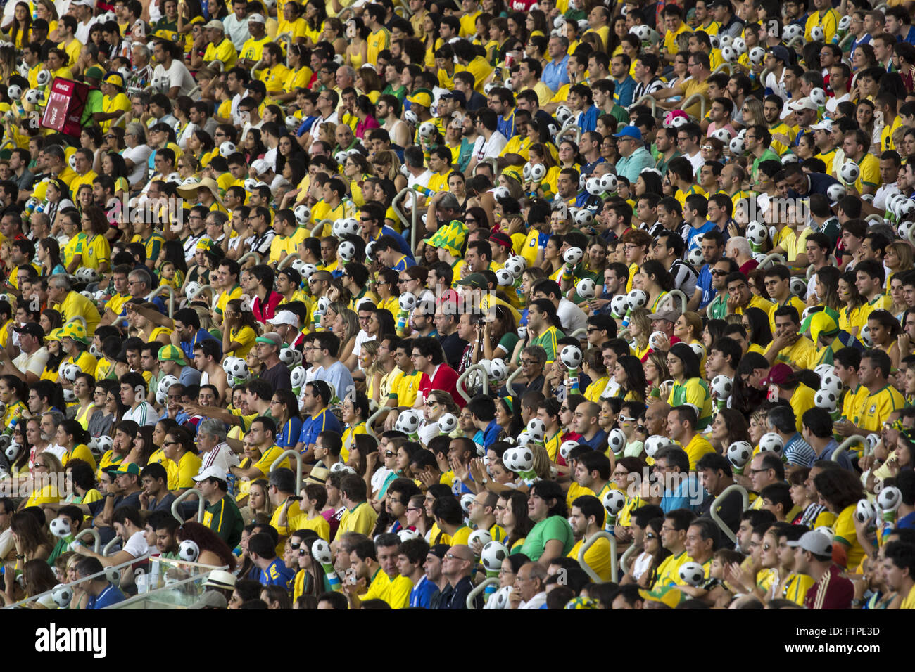 La tribuna repleta de fanáticos del fútbol brasileño Foto de stock