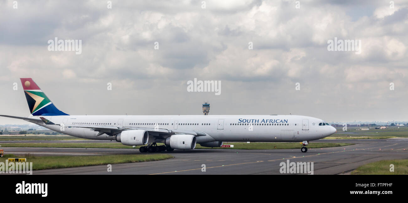 A South African Airways (SAA) Airbus A340-600 en la plataforma o en el Aeropuerto Internacional de Tambo, en Johannesburgo, Sudáfrica Foto de stock