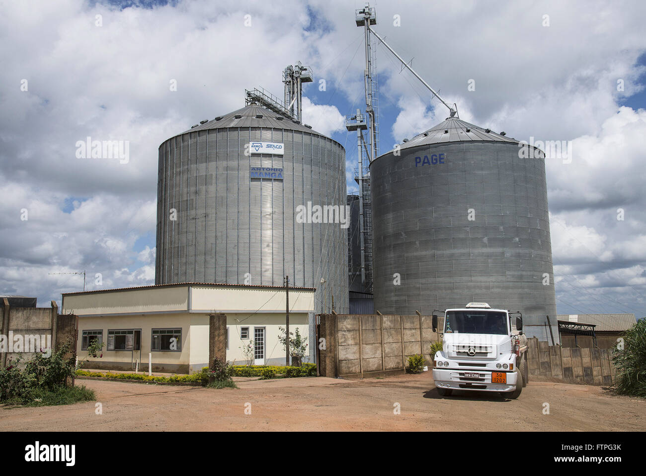 Los silos de almacenamiento de grano en una zona rural - Campo de hilos Foto de stock