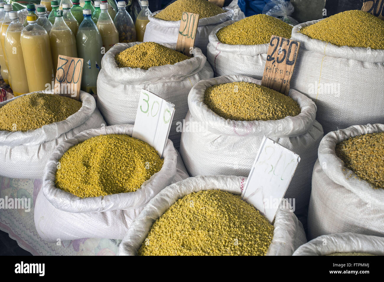 La harina de yuca venta a granel en el mercado campesino - justo en el centro de la ciudad Foto de stock