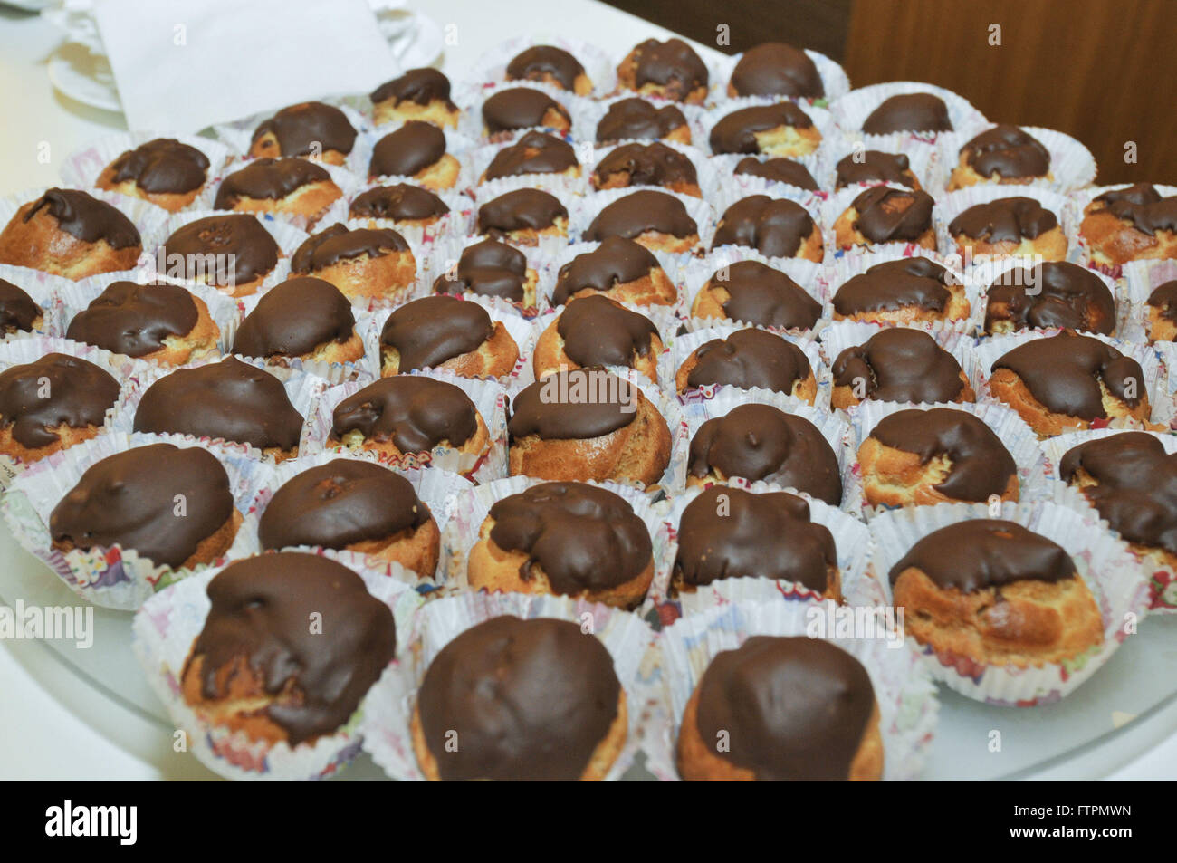 Las bombas con dulce de leche relleno y cobertura de chocolate conocida  como Carolina Fotografía de stock - Alamy
