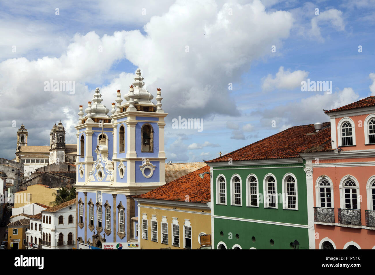 Los edificios históricos y la iglesia de Nuestra Señora del Rosario de los negros en el barrio de Pelourinho Foto de stock