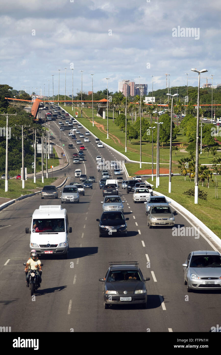El tráfico en la Avenida del Paralelo, o Avenida Luiz Viana Filho en Salvador Foto de stock