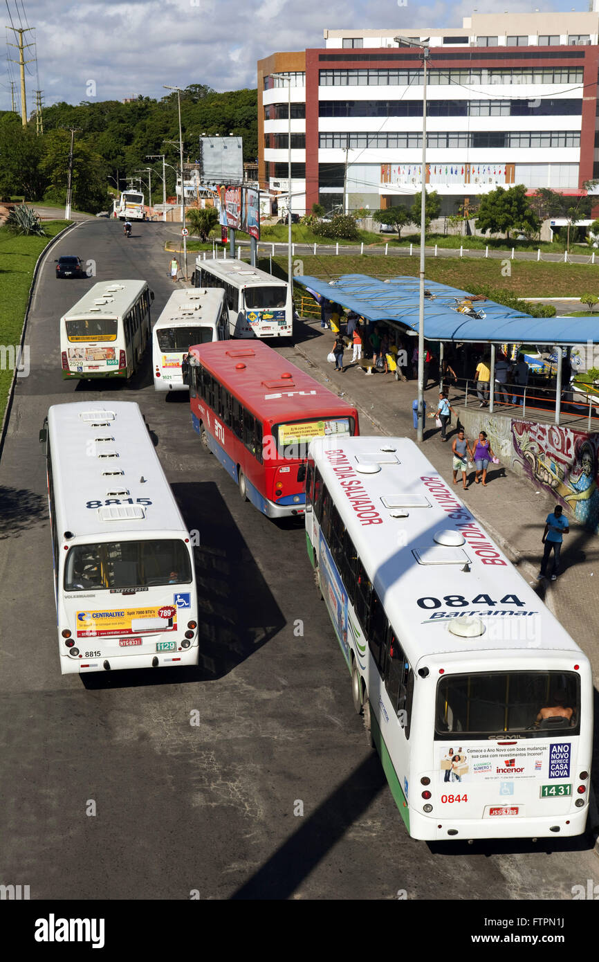 Parada de autobús en la Avenida del Paralelo, o Avenida Luiz Viana Filho en Salvador Foto de stock