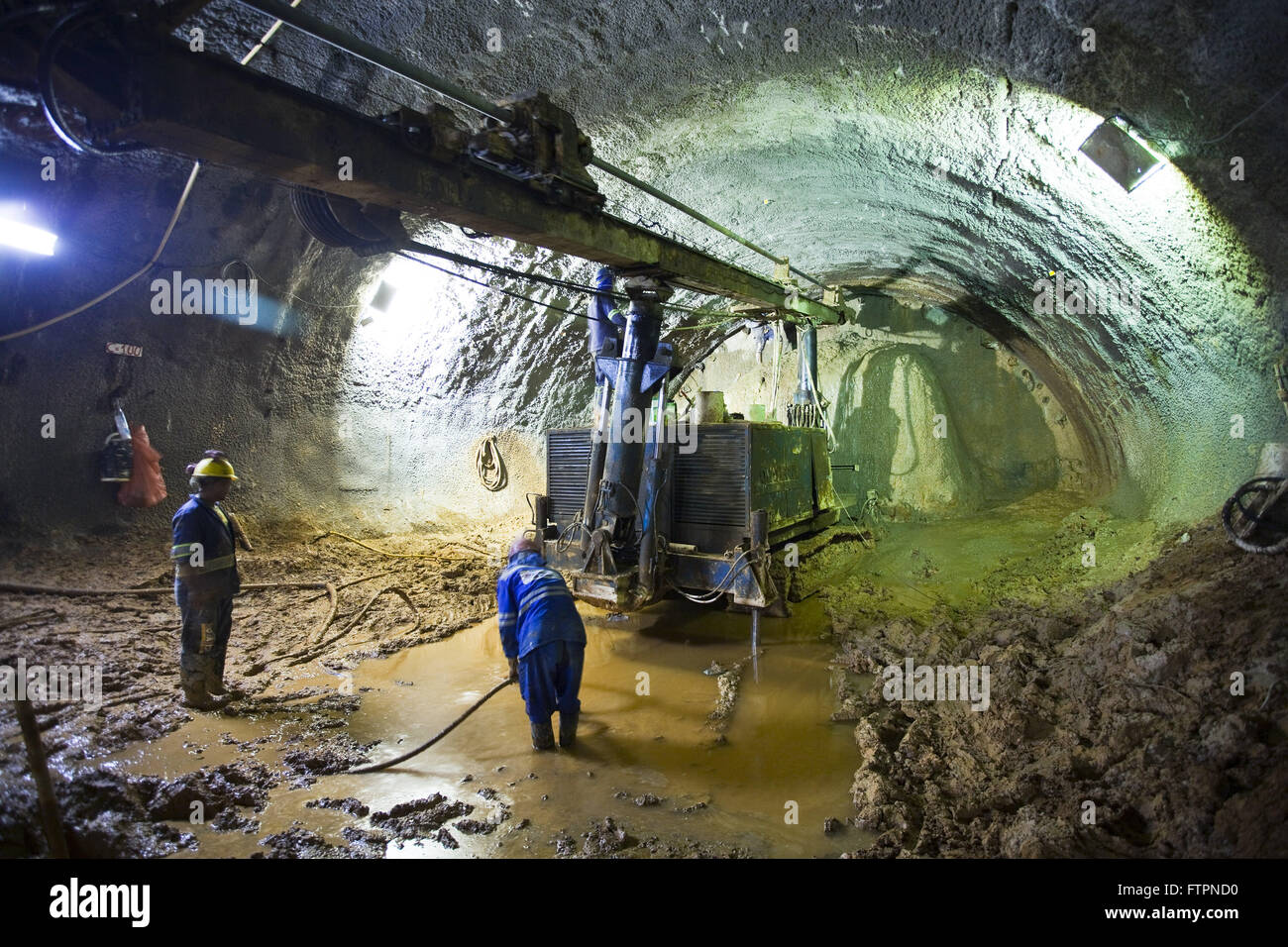 La construcción del túnel ferroviario excavación Adolfo Pinheiro - Línea 5 de Metro de lilas. Foto de stock