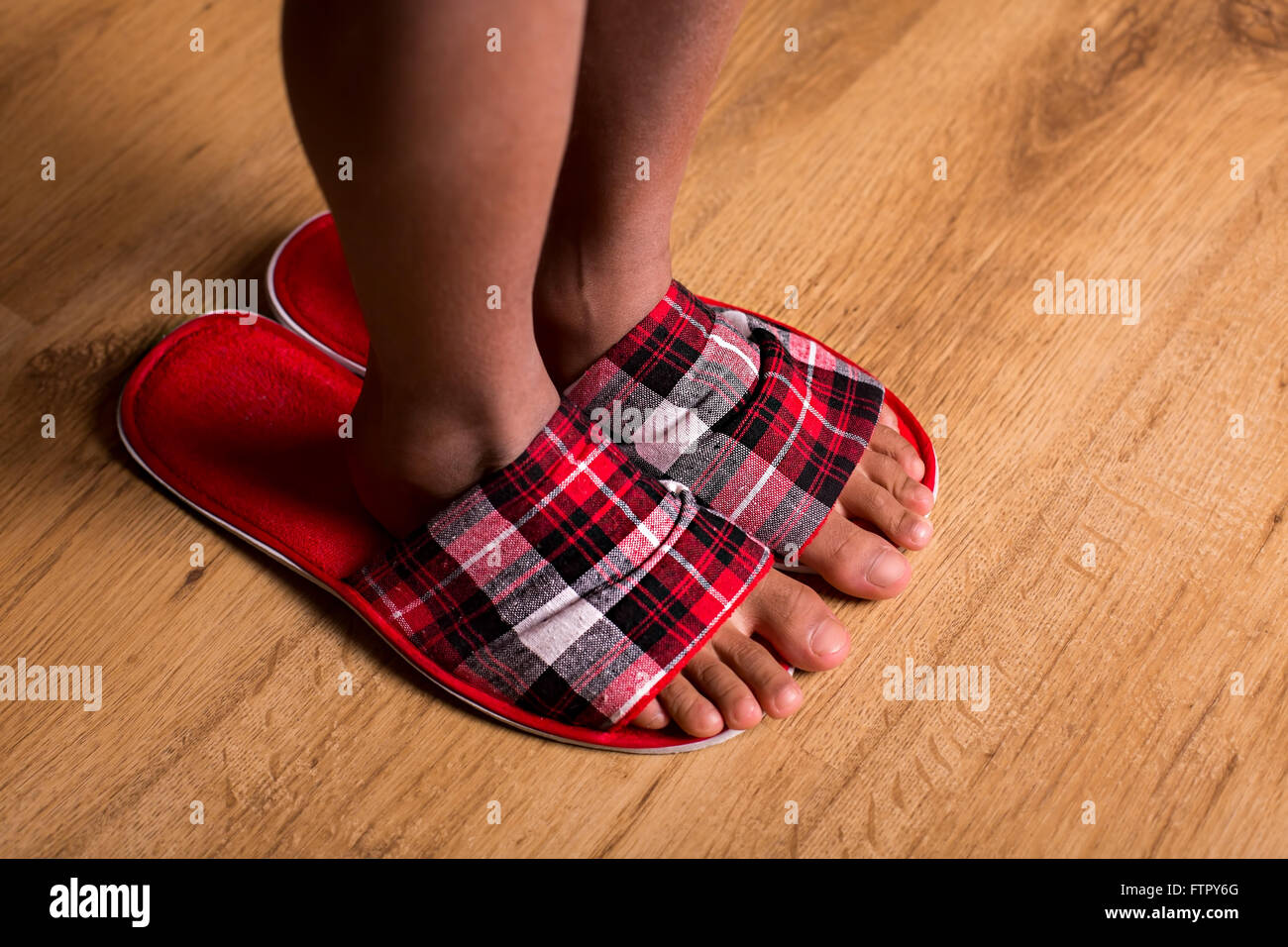Ponerse zapatillas fotografías e imágenes de alta resolución - Página 2 -  Alamy