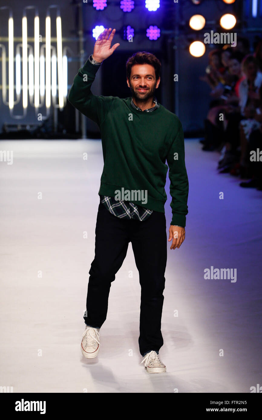 Milán, Italia - 27 de septiembre: el diseñador Massimo Giorgetti camina la  pista durante el MSGM Fashion show como parte de la Semana de la moda de  Milán Primavera/Verano 2016 El 27