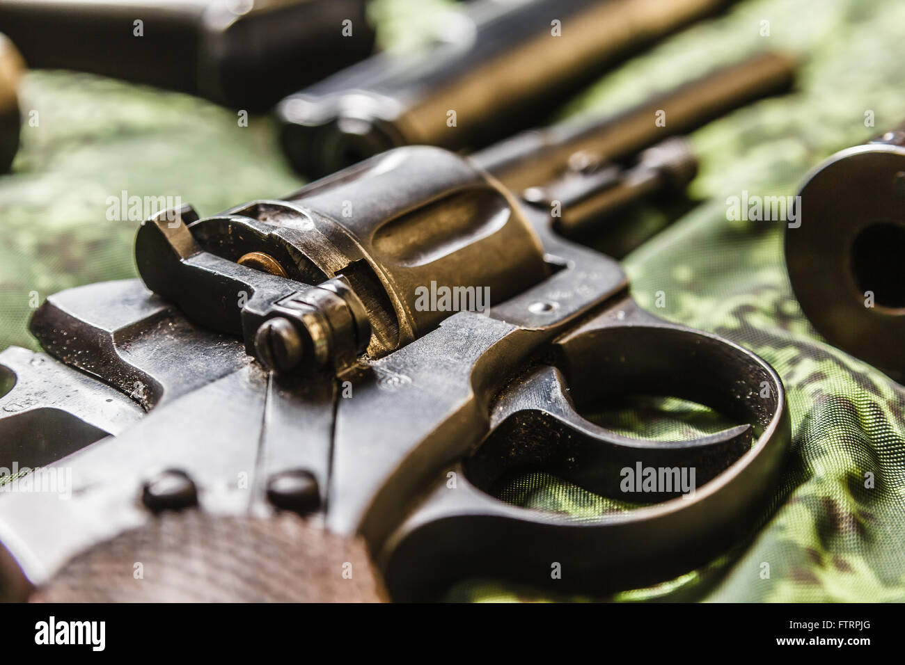 Detalle genérico de vintage pistola de 9mm en el camuflaje de píxel Foto de stock