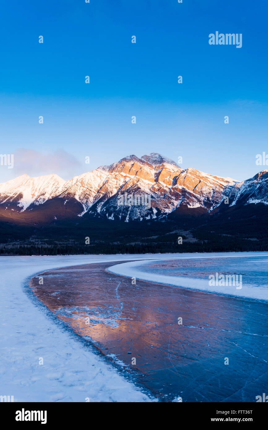 Pista de patinaje sobre hielo, Pyramid Lake en invierno, el Parque Nacional de Jasper, Alberta, Canadá Foto de stock