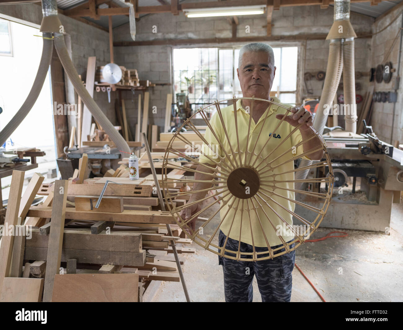 Oshiro Yoshimasa (57) carpintero haciendo telar , Haebaru, Okinawa 大城織機製作所 Foto de stock