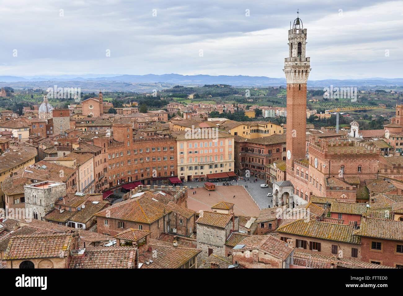 Torre del Mangia y Piazza del Campo.La torre fue uno de la torre más alta de la Italia medieval, ubicado en la Piazza del Campo Foto de stock