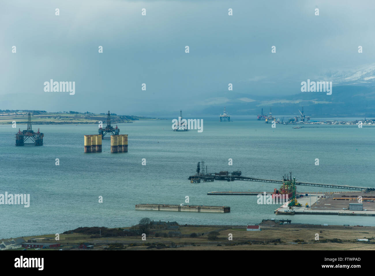 Vista de Cromarty Firth plataformas petrolíferas de nigg Foto de stock