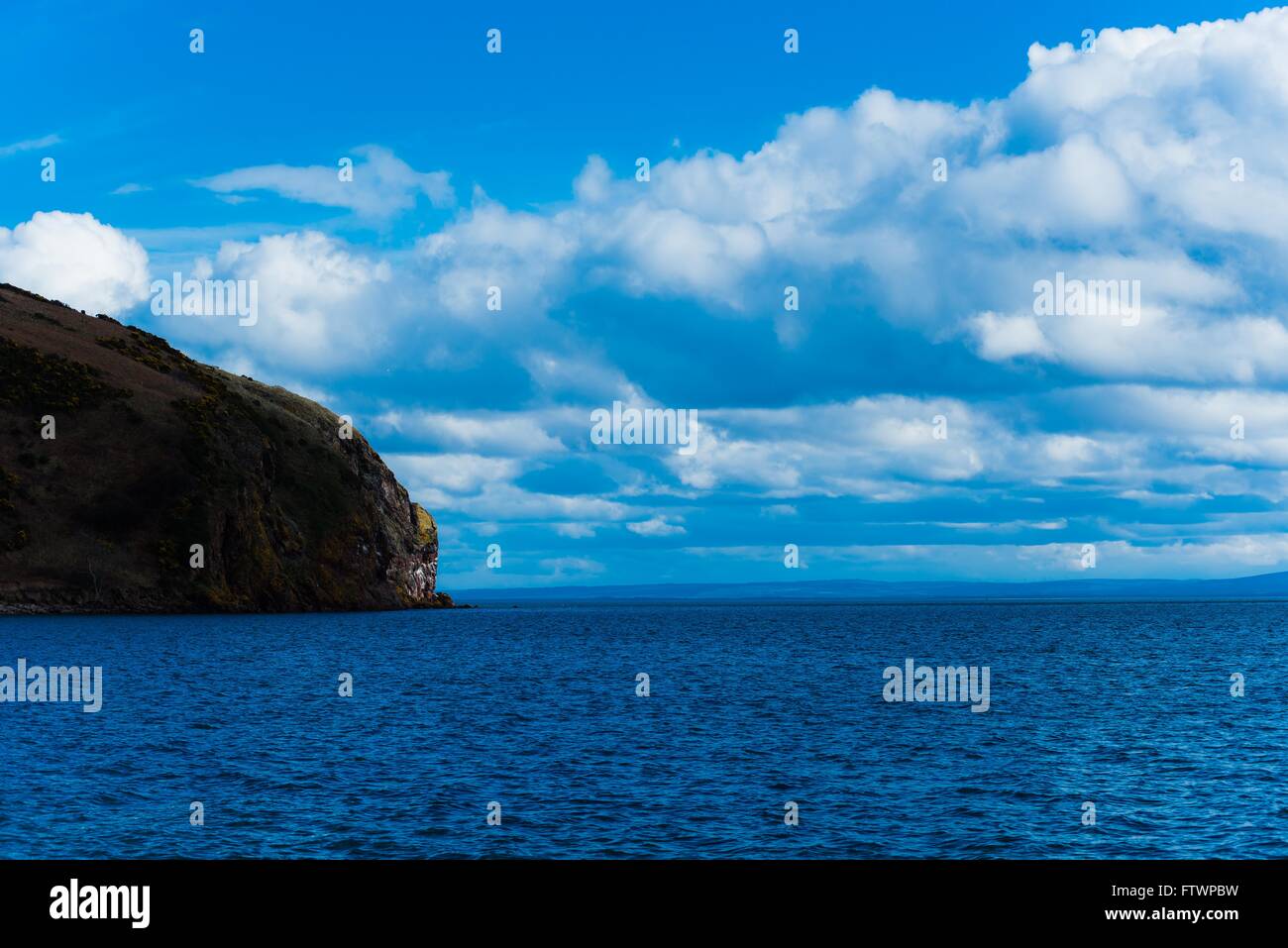 Tierra, mar y cielo en Cromarty Firth, Nigg Foto de stock