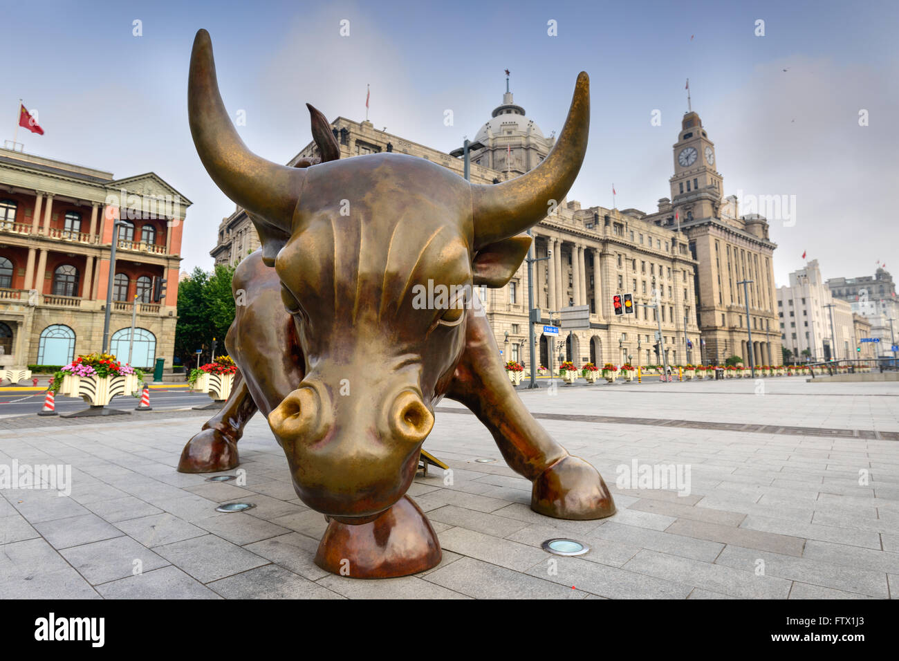 SHANGHAI, China - Junio 19, 2014: El Bund Bull escultura en la mañana. La obra fue estrenada en 2010. Foto de stock