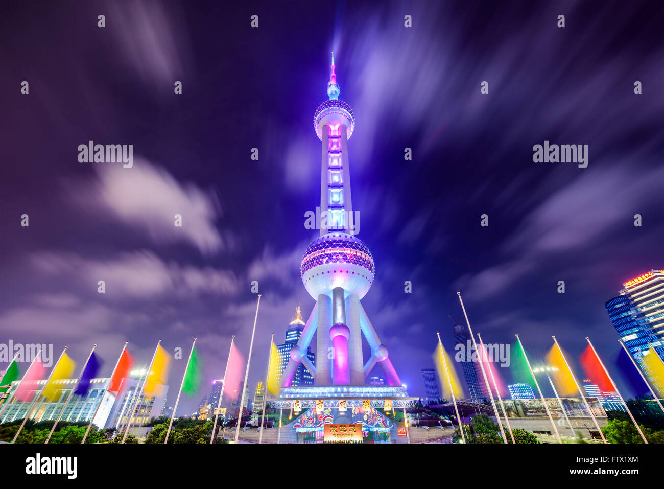 El hito de la Oriental Pearl Tower de noche en el distrito financiero de Lujiazui, en Shanghai, China. Foto de stock