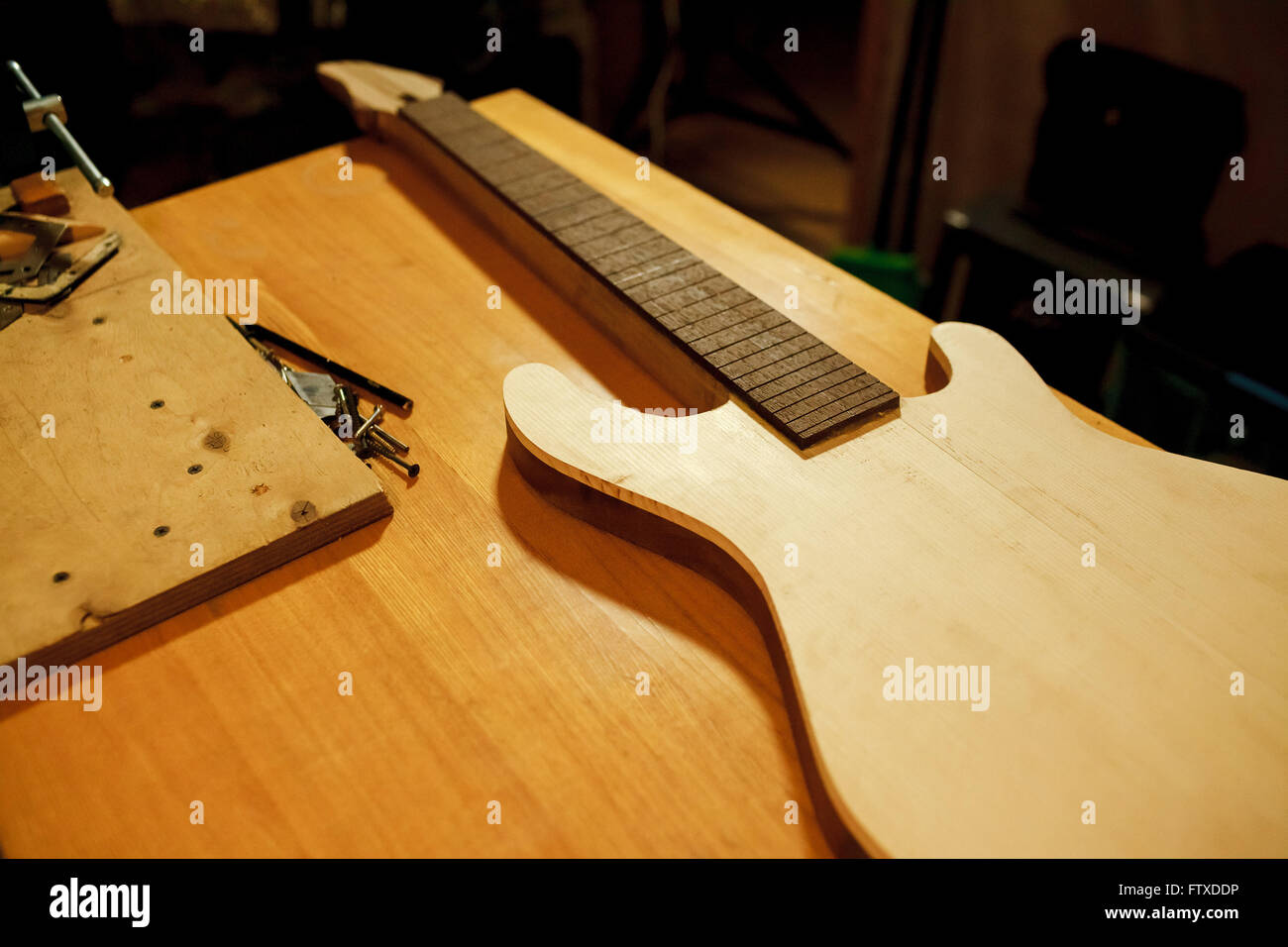 Trozos de madera para guitarra. Fabricación y reparación de instrumentos  musicales Fotografía de stock - Alamy