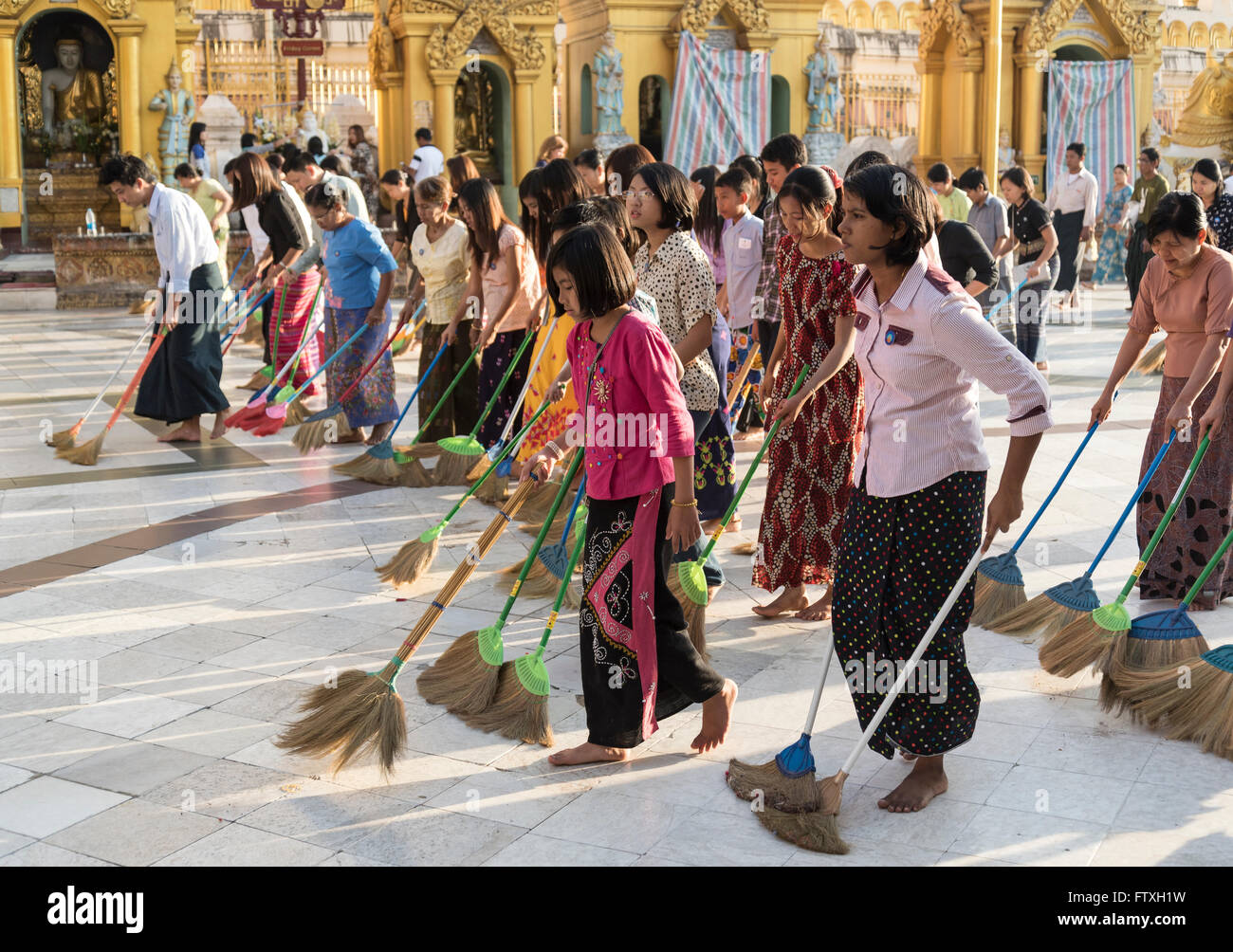 Mujeres birmanas barrer el piso de la Pagoda de Shwedagon, en Yangon (Rangún), Myanmar (Birmania) Foto de stock