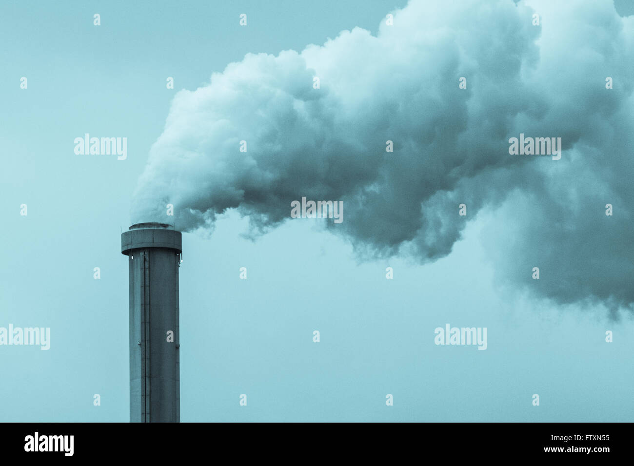 Una chimenea contaminante pila con un humo gris Fotografía de stock - Alamy